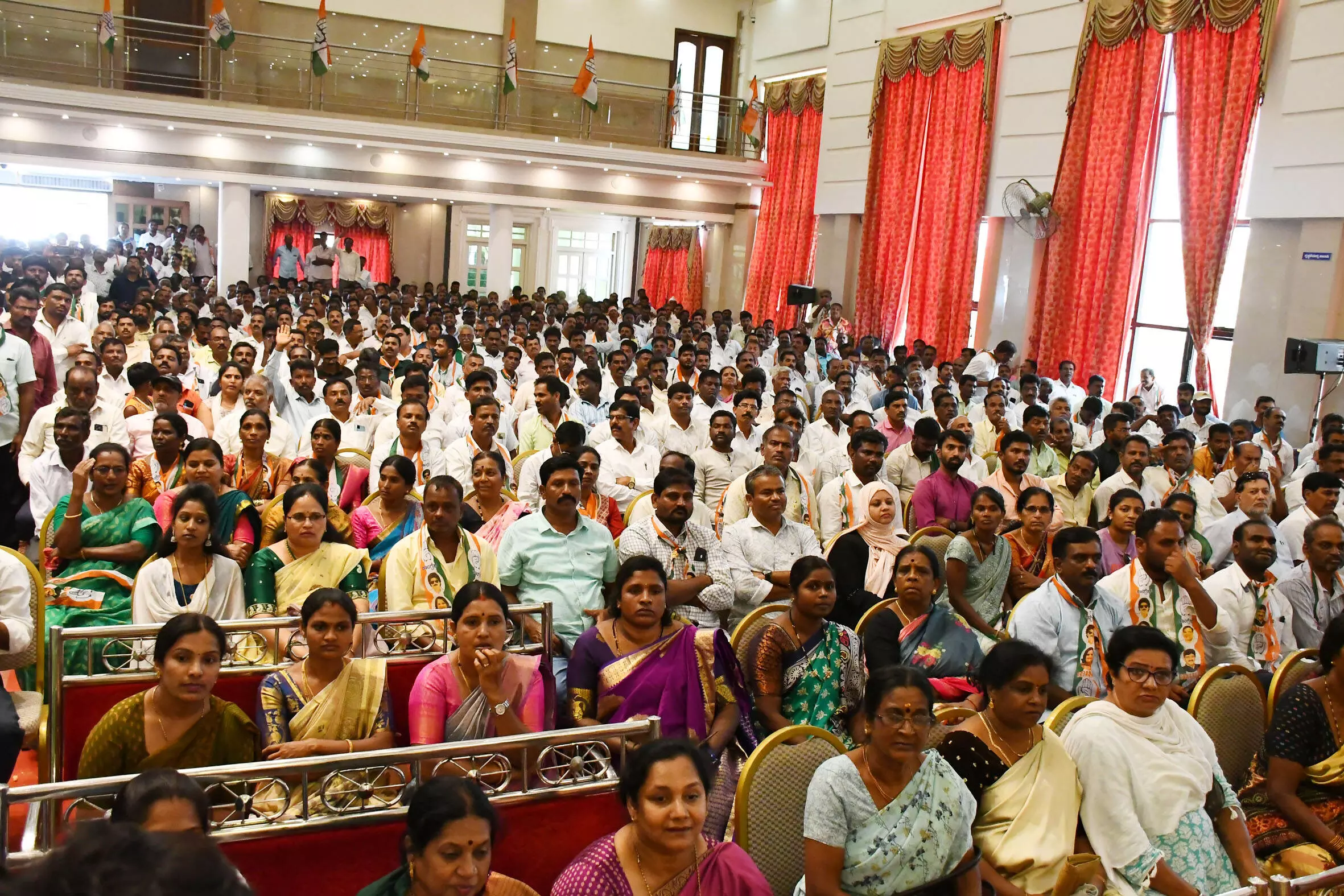 ಶಿವಮೊಗ್ಗ ಕಾಂಗ್ರೆಸ್ ಅಭ್ಯರ್ಥಿ ಗೀತಾ ಅವರ ಪರ ನಟ ಶಿವರಾಜ್ ಕುಮಾರ್ ಭರ್ಜರಿ ಪ್ರಚಾರ ಶಿವಮೊಗ್ಗ ಕಾಂಗ್ರೆಸ್ ಅಭ್ಯರ್ಥಿ ಗೀತಾ ಅವರ ಪರ ನಟ ಶಿವರಾಜ್ ಕುಮಾರ್ ಭರ್ಜರಿ ಪ್ರಚಾರ