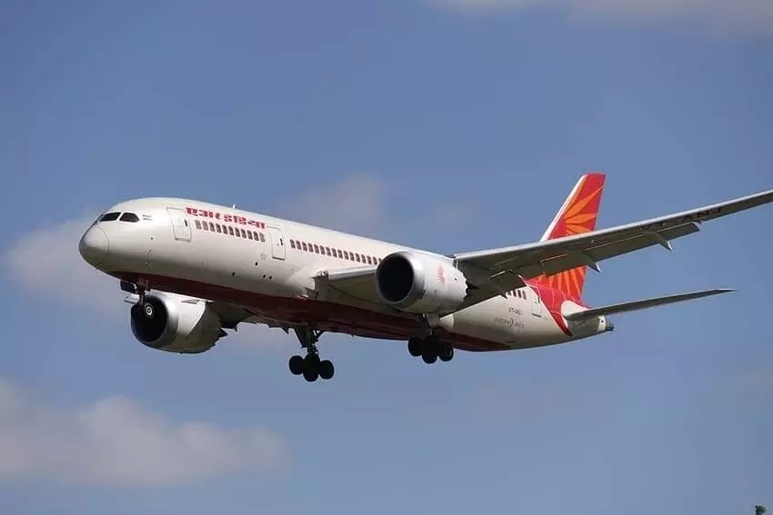 ವಿಮಾನ ಪ್ರಯಾಣಿಕನಿಗೆ ಹೃದಾಯಾಘಾತ: ವಾಯುಯಾನದ ನಡುವೆಯೇ ಪ್ರಾಣ ಉಳಿಸಿದ ವೈದ್ಯ & ಸಿಬ್ಬಂದಿ ವರ್ಗ