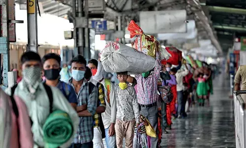 ಎರಡು ತಿಂಗಳೊಳಗೆ 8 ಕೋಟಿ ವಲಸೆ ಕಾರ್ಮಿಕರಿಗೆ ಪಡಿತರ ಚೀಟಿ ನೀಡುವಂತೆ ರಾಜ್ಯಗಳಿಗೆ ಸುಪ್ರೀಂ ಕೋರ್ಟ್‌ ನಿರ್ದೇಶನ