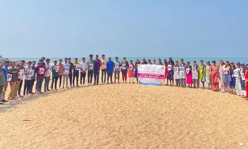 ಭಟ್ಕಳ: ಕಡಲತೀರದಲ್ಲಿ ಮತದಾನ ಜಾಗೃತಿ ಕಾರ್ಯಕ್ರಮ