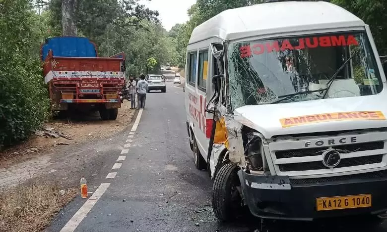 ವಿರಾಜಪೇಟೆ : ಲಾರಿ-ಆ್ಯಂಬುಲೆನ್ಸ್ ಢಿಕ್ಕಿ; ಓರ್ವನಿಗೆ ಗಾಯ