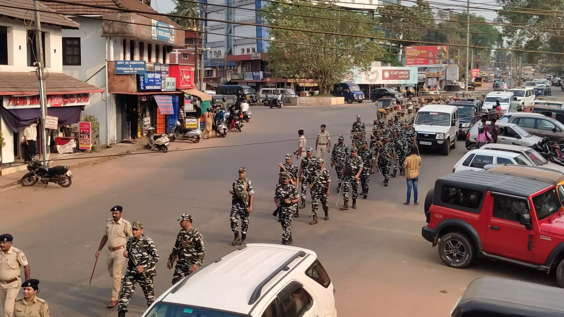 ಲೋಕಸಭಾ ಚುನಾವಣೆ ಹಿನ್ನಲೆ: ಪುತ್ತೂರಿನಲ್ಲಿ ಪೊಲೀಸ್ ಪಥಸಂಚಲನ