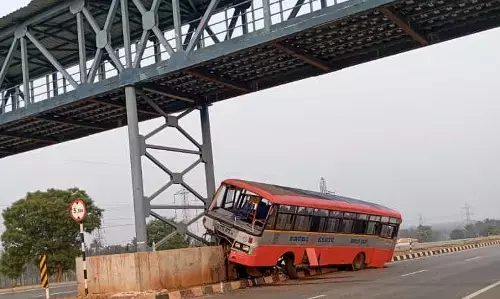 ಕಡೂರು | ವಾಕ್ ವೇ ಬ್ರಿಡ್ಜ್ ಗೆ ಸರಕಾರಿ ಬಸ್ ಢಿಕ್ಕಿ: ಐವರಿಗೆ ಗಾಯ