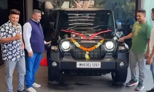 ಭರವಸೆಯಂತೆ ಸರ್ಫರಾಜ್ ಖಾನ್ ಅವರ ತಂದೆಗೆ ಥಾರ್‌‌ ಕಾರು ಉಡುಗೊರೆಯಾಗಿ ನೀಡಿದ ಆನಂದ್‌ ಮಹೀಂದ್ರ