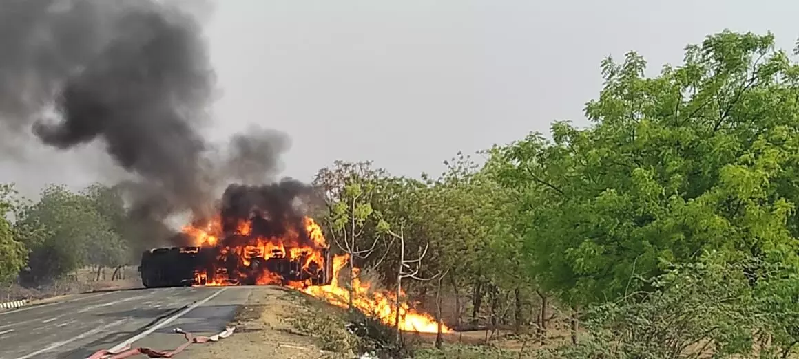 ವಿಜಯಪುರ: ಚಾಲಕನ‌ ನಿಯಂತ್ರಣ ತಪ್ಪಿ ಉರುಳಿ ಬಿದ್ದ ಸ್ಪಿರಿಟ್ ಟ್ಯಾಂಕರ್ ಗೆ ಬೆಂಕಿ