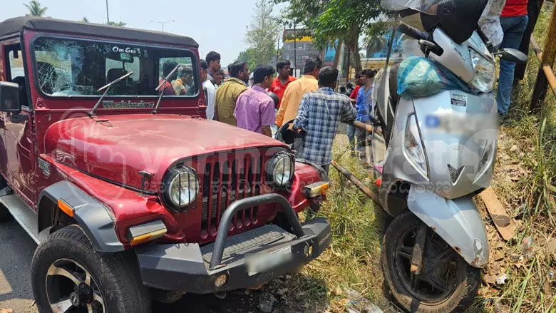 ಸುರತ್ಕಲ್: ಸ್ಕೂಟರ್‌ ಗೆ ಜೀಪ್ ಢಿಕ್ಕಿ; ಸವಾರರಿಬ್ಬರು ಗಂಭೀರ