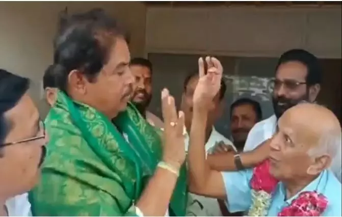 ಕುಂಕುಮ ಹಚ್ಚಲು ನಿರಾಕರಿಸಿದ ಅಶೋಕ್ | ಬಿಜೆಪಿಯ ಬೂಟಾಟಿಕೆಯ ಹುಸಿ ಧಾರ್ಮಿಕತೆ ಬಯಲು: ಕಾಂಗ್ರೆಸ್ ಟೀಕೆ