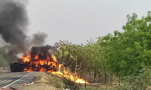 ವಿಜಯಪುರ: ಚಾಲಕನ‌ ನಿಯಂತ್ರಣ ತಪ್ಪಿ ಉರುಳಿ ಬಿದ್ದ ಸ್ಪಿರಿಟ್ ಟ್ಯಾಂಕರ್ ಗೆ ಬೆಂಕಿ