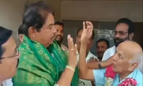 ಕುಂಕುಮ ಹಚ್ಚಲು ನಿರಾಕರಿಸಿದ ಅಶೋಕ್ | ಬಿಜೆಪಿಯ ಬೂಟಾಟಿಕೆಯ ಹುಸಿ ಧಾರ್ಮಿಕತೆ ಬಯಲು: ಕಾಂಗ್ರೆಸ್ ಟೀಕೆ