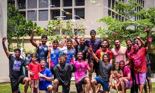 ಮುಂಬೈ ಇಂಡಿಯನ್ಸ್ ಸಹ ಆಟಗಾರರೊಂದಿಗೆ ಹೋಳಿ ಆಚರಿಸಿದ ರೋಹಿತ್ ಶರ್ಮಾ