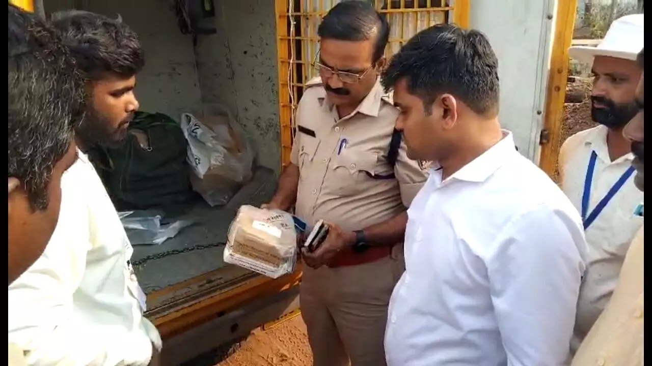 ಚಿಕ್ಕಮಗಳೂರು | ದಾಖಲೆ ಇಲ್ಲದೆ ಸಾಗಿಸುತ್ತಿದ್ದ 4.21 ಕೋಟಿ ರೂ. ಮೌಲ್ಯದ ಚಿನ್ನ, ಬೆಳ್ಳಿ, ವಜ್ರಾಭರಣಗಳು ವಶಕ್ಕೆ