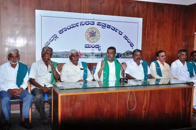 ಲೋಕಸಭಾ ಚುನಾವಣೆಯಲ್ಲಿ ಎನ್ಡಿಎ ಒಕ್ಕೂಟವನ್ನು ಅಧಿಕಾರದಿಂದ ಕಿತ್ತೊಗೆಯಲು ರೈತಸಂಘ ತೀರ್ಮಾನ : ಬಡಗಲಪುರ ನಾಗೇಂದ್ರ ಲೋಕಸಭಾ ಚುನಾವಣೆಯಲ್ಲಿ ಎನ್ಡಿಎ ಒಕ್ಕೂಟವನ್ನು ಅಧಿಕಾರದಿಂದ ಕಿತ್ತೊಗೆಯಲು ರೈತಸಂಘ ತೀರ್ಮಾನ : ಬಡಗಲಪುರ ನಾಗೇಂದ್ರ