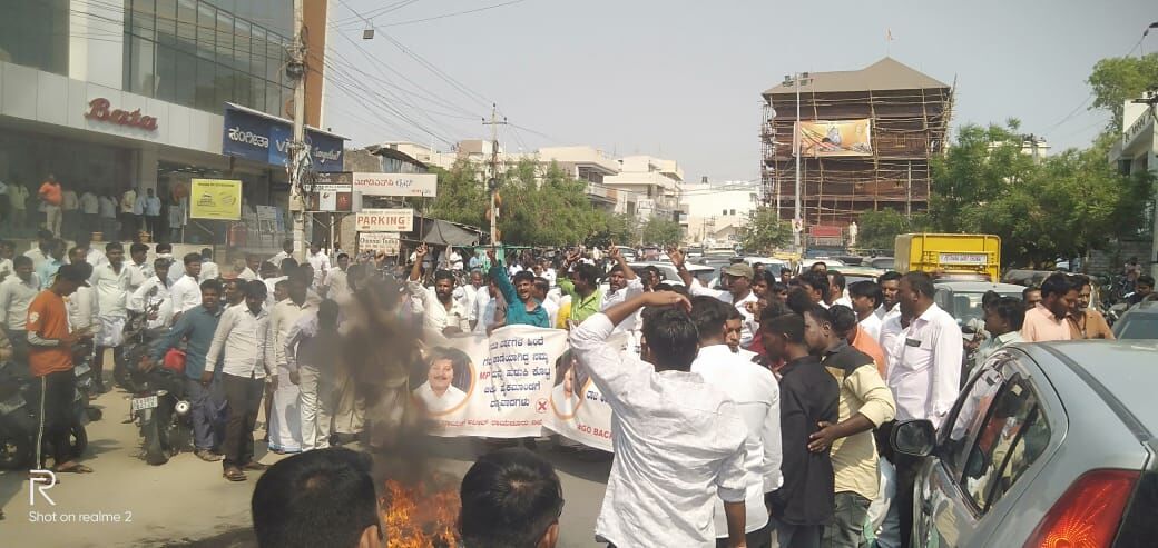 ರಾಯಚೂರು |  ಬಿ.ವಿ ನಾಯಕ್‌ಗೆ ಕೈತಪ್ಪಿದ ಟಿಕೆಟ್‌ ; ಡೀಸೆಲ್ ಸುರಿದುಕೊಂಡು ಆತ್ಮಹತ್ಯೆಗೆ ಯತ್ನಿಸಿದ ಬೆಂಬಲಿಗ