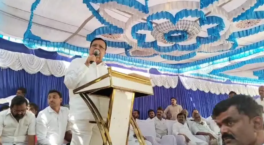 ಹಾಸನ ಕಾಂಗ್ರೆಸ್ ಸಭೆಯಲ್ಲಿ ಸಚಿವ ಕೆ.ಎನ್ ರಾಜಣ್ಣ, ಕಾರ್ಯಕರ್ತರ ನಡುವೆ ವಾಗ್ವಾದ