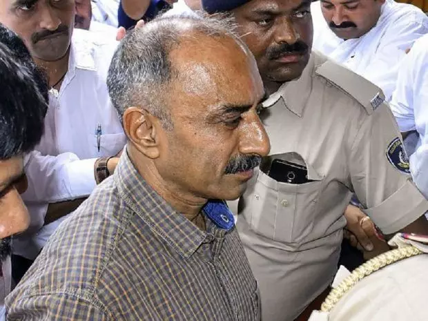 1996ರ ಮಾದಕ ದ್ರವ್ಯ ವಶ ಪ್ರಕರಣ | ಮಾಜಿ ಐಪಿಎಸ್ ಅಧಿಕಾರಿ ಸಂಜೀವ್ ಭಟ್ ದೋಷಿ ಎಂದ ನ್ಯಾಯಾಲಯ 1996ರ ಮಾದಕ ದ್ರವ್ಯ ವಶ ಪ್ರಕರಣ | ಮಾಜಿ ಐಪಿಎಸ್ ಅಧಿಕಾರಿ ಸಂಜೀವ್ ಭಟ್ ದೋಷಿ ಎಂದ ನ್ಯಾಯಾಲಯ