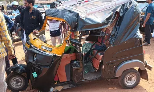 ಭಟ್ಕಳ : ಖಾಸಗಿ ಬಸ್ ಢಿಕ್ಕಿ; ಆಟೋ ಚಾಲಕನಿಗೆ ಗಂಭೀರ ಗಾಯ