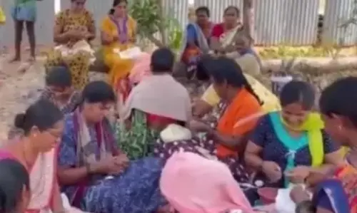 ಮಲ್ಲಾರಿಯಲ್ಲಿ ಕಲ್ಲುಕ್ವಾರಿ: ಸ್ಥಳಿಯರ ಆಕ್ರೋಶ, ಹೂವು ಕಟ್ಟುವ ಮೂಲಕ ವಿನೂತನ ಪ್ರತಿಭಟನೆ