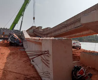 ಕುಮಟಾ: ನಿರ್ಮಾಣ ಹಂತದಲ್ಲಿದ್ದ ಸೇತುವೆ ಕುಸಿತ; ಏಳು ಕೋಟಿ ರೂ. ಗೂ ಅಧಿಕ ನಷ್ಟ ಕುಮಟಾ: ನಿರ್ಮಾಣ ಹಂತದಲ್ಲಿದ್ದ ಸೇತುವೆ ಕುಸಿತ; ಏಳು ಕೋಟಿ ರೂ. ಗೂ ಅಧಿಕ ನಷ್ಟ