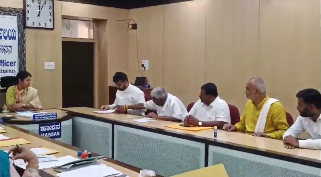 ಹಾಸನ ಲೋಕಸಭಾ ಜೆಡಿಎಸ್-ಬಿಜೆಪಿ ಮೈತ್ರಿ ಅಭ್ಯರ್ಥಿ ಪ್ರಜ್ವಲ್ ರೇವಣ್ಣ ನಾಮಪತ್ರ ಸಲ್ಲಿಕೆ