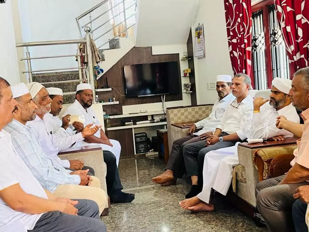 ತುಮಕೂರಿನಲ್ಲಿ ಮೂವರ ಕೊಲೆ ಪ್ರಕರಣ: ಕುಟುಂಬಸ್ಥರನ್ನು ಭೇಟಿ ಮಾಡಿದ ವಕ್ಫ್ ಸಲಹಾ ಸಮಿತಿ ತುಮಕೂರಿನಲ್ಲಿ ಮೂವರ ಕೊಲೆ ಪ್ರಕರಣ: ಕುಟುಂಬಸ್ಥರನ್ನು ಭೇಟಿ ಮಾಡಿದ ವಕ್ಫ್ ಸಲಹಾ ಸಮಿತಿ