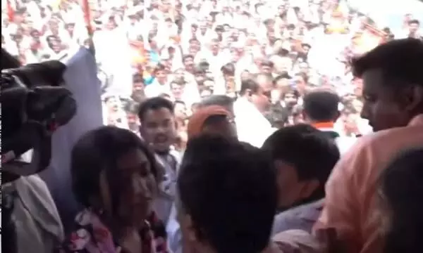 ಬೆಂಗಳೂರು | ಎಎನ್ಐ ವರದಿಗಾರನಿಂದ ಪಿಟಿಐ ವರದಿಗಾರ್ತಿಯ ಮೇಲೆ ಹಲ್ಲೆ ಬೆಂಗಳೂರು | ಎಎನ್ಐ ವರದಿಗಾರನಿಂದ ಪಿಟಿಐ ವರದಿಗಾರ್ತಿಯ ಮೇಲೆ ಹಲ್ಲೆ