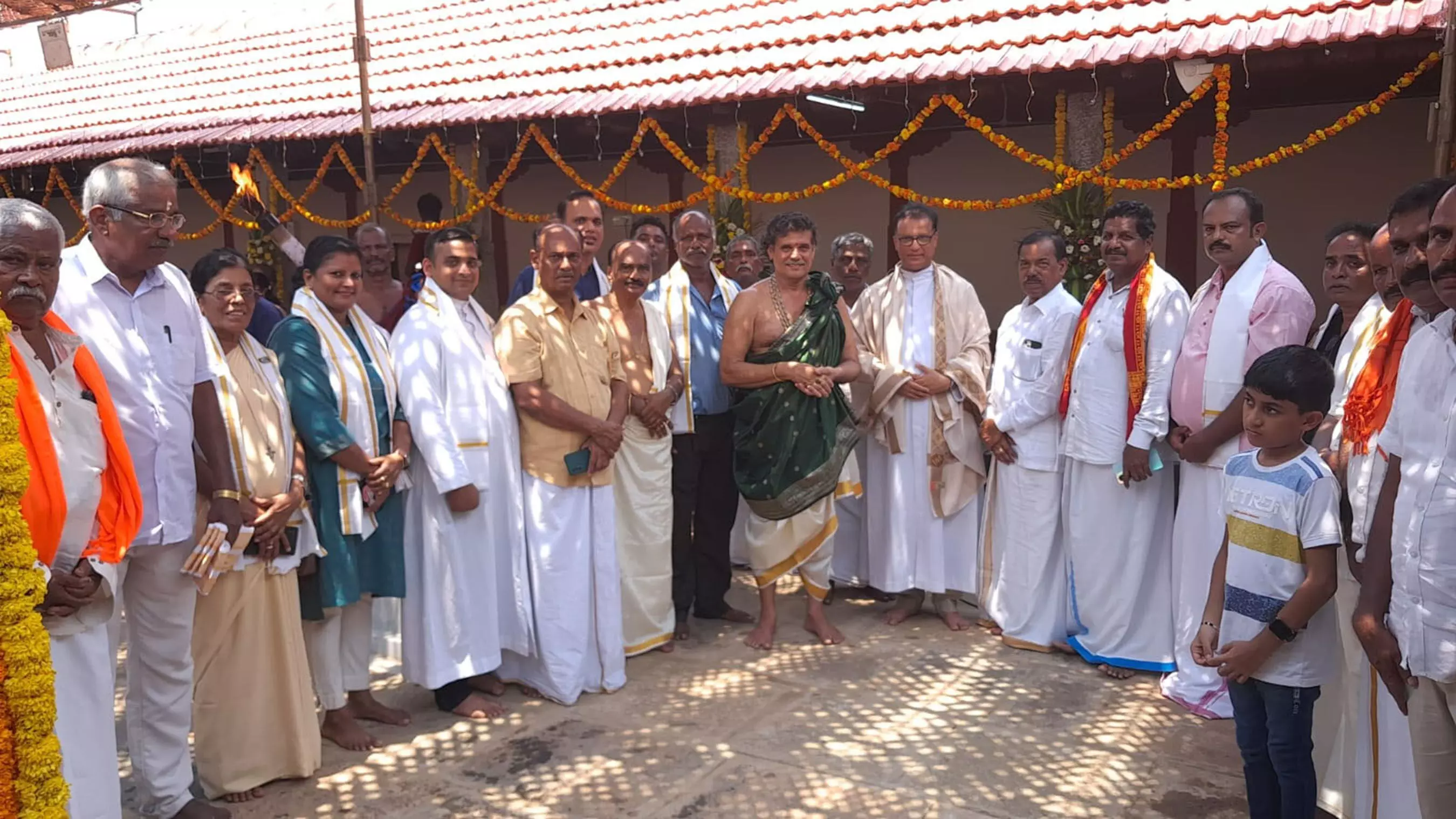 ತೊಟ್ಟಂ ಸಮನ್ವಯ ಸರ್ವಧರ್ಮ ಸಮಿತಿಯಿಂದ ವಡಭಾಂಡೇಶ್ವರ ದೇವಸ್ಥಾನಕ್ಕೆ ಸೌಹಾರ್ದ ಭೇಟಿ ತೊಟ್ಟಂ ಸಮನ್ವಯ ಸರ್ವಧರ್ಮ ಸಮಿತಿಯಿಂದ ವಡಭಾಂಡೇಶ್ವರ ದೇವಸ್ಥಾನಕ್ಕೆ ಸೌಹಾರ್ದ ಭೇಟಿ