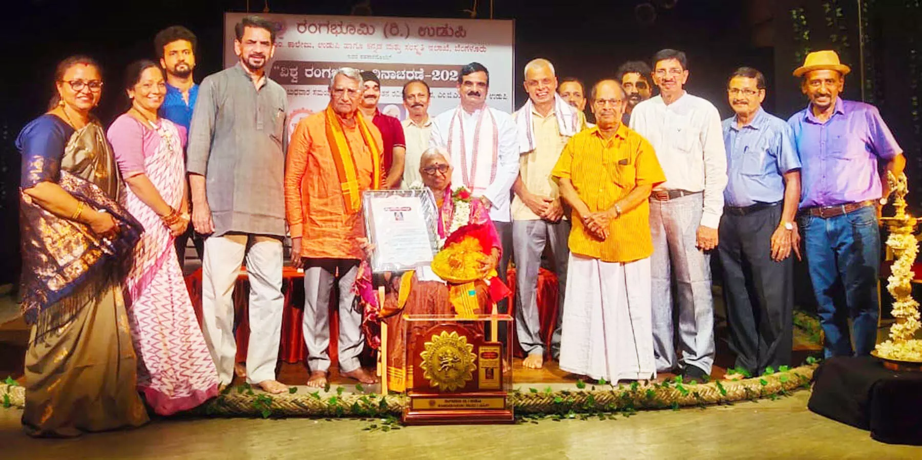 ಡಾ.ಮಾಧವಿ ಭಂಡಾರಿಗೆ ವಿಶ್ವ ರಂಗಭೂಮಿ ದಿನದ ಸನ್ಮಾನ ಡಾ.ಮಾಧವಿ ಭಂಡಾರಿಗೆ ವಿಶ್ವ ರಂಗಭೂಮಿ ದಿನದ ಸನ್ಮಾನ