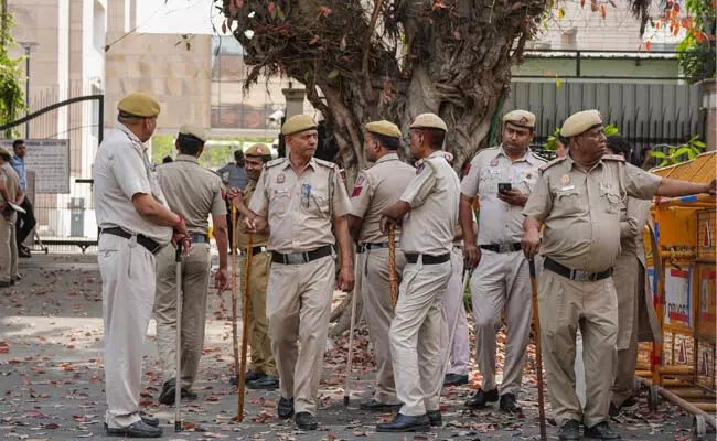 “4 ದಿಲ್ಲಿ ಪೊಲೀಸ್ ಅಧಿಕಾರಿಗಳ ವಿರುದ್ಧ ದಿಗ್ಬಂಧನೆ ವಿಧಿಸಿ”