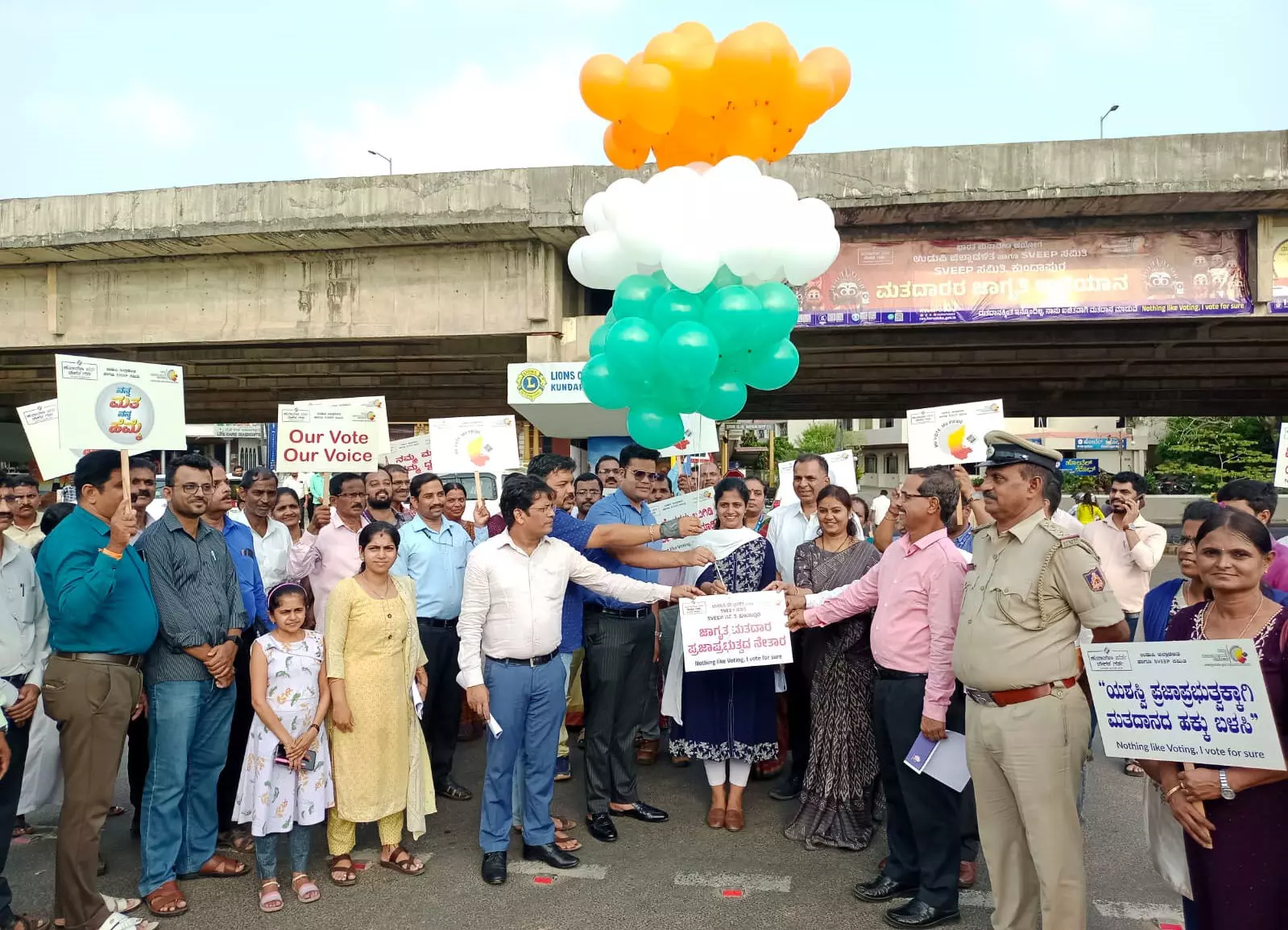 ಕುಂದಾಪುರ: ಮತದಾನ ಜಾಗೃತಿ ಕಾರ್ಯಕ್ರಮಕ್ಕೆ ಸಿಇಒ ಚಾಲನೆ ಕುಂದಾಪುರ: ಮತದಾನ ಜಾಗೃತಿ ಕಾರ್ಯಕ್ರಮಕ್ಕೆ ಸಿಇಒ ಚಾಲನೆ