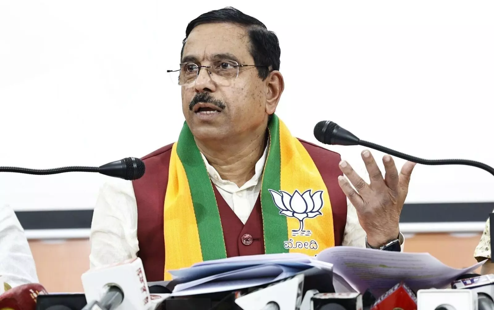 ತಪ್ಪಾಗಿದ್ದರೆ ಸ್ವಾಮೀಜಿ ಬಳಿ ಕ್ಷಮೆ ಕೇಳಲು ಹಿಂಜರಿಯಲ್ಲ: ಪ್ರಹ್ಲಾದ್ ಜೋಶಿ ತಪ್ಪಾಗಿದ್ದರೆ ಸ್ವಾಮೀಜಿ ಬಳಿ ಕ್ಷಮೆ ಕೇಳಲು ಹಿಂಜರಿಯಲ್ಲ: ಪ್ರಹ್ಲಾದ್ ಜೋಶಿ