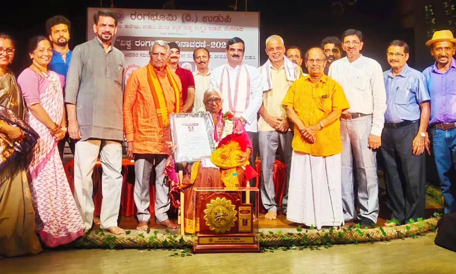ಡಾ.ಮಾಧವಿ ಭಂಡಾರಿಗೆ ವಿಶ್ವ ರಂಗಭೂಮಿ ದಿನದ ಸನ್ಮಾನ