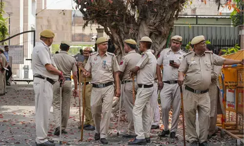 “4 ದಿಲ್ಲಿ ಪೊಲೀಸ್ ಅಧಿಕಾರಿಗಳ ವಿರುದ್ಧ ದಿಗ್ಬಂಧನೆ ವಿಧಿಸಿ”