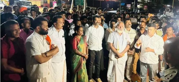 ಕಡಬ | ಕಾರು ಢಿಕ್ಕಿಯಾಗಿ ವ್ಯಕ್ತಿ ಮೃತ್ಯು ಪ್ರಕರಣ: ಆರೋಪಿಯ ಪತ್ತೆಗೆ ಆಗ್ರಹಿಸಿ ಸಂಘ ಪರಿವಾರದಿಂದ ಹೆದ್ದಾರಿ ತಡೆ ಕಡಬ | ಕಾರು ಢಿಕ್ಕಿಯಾಗಿ ವ್ಯಕ್ತಿ ಮೃತ್ಯು ಪ್ರಕರಣ: ಆರೋಪಿಯ ಪತ್ತೆಗೆ ಆಗ್ರಹಿಸಿ ಸಂಘ ಪರಿವಾರದಿಂದ ಹೆದ್ದಾರಿ ತಡೆ