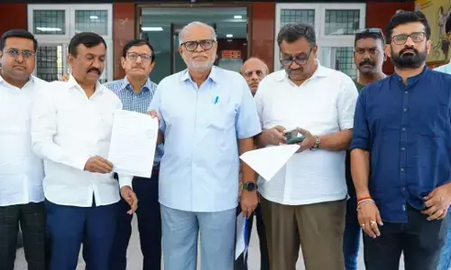 ಸಚಿವರ, ಶಾಸಕರ ಕಚೇರಿಗಳಲ್ಲಿ ರಾಜಕೀಯ ಚಟುವಟಿಕೆ: ಬಿಜೆಪಿ ನಿಯೋಗದಿಂದ ಚುನಾವಣಾ ಆಯುಕ್ತರಿಗೆ ದೂರು