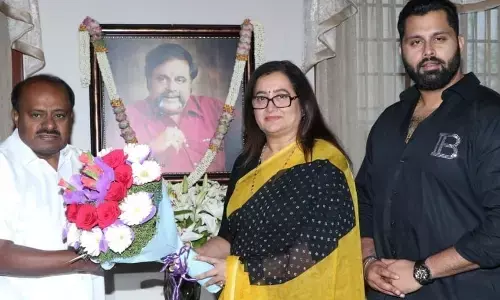 ಮಂಡ್ಯ ಸಂಸದೆ ಸುಮಲತಾ ಅವರನ್ನು ಭೇಟಿ ಮಾಡಿದ ಎಚ್.ಡಿ.ಕುಮಾರಸ್ವಾಮಿ