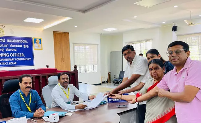 ಕೋಲಾರ: ಬಿಜೆಪಿ ಜೆಡಿಎಸ್ ಮೈತ್ರಿ ಕೂಟದ  ಅಭ್ಯರ್ಥಿ ಎಂ. ಮಲ್ಲೇಶ್ ಬಾಬು ನಾಮಪತ್ರ ಸಲ್ಲಿಕೆ