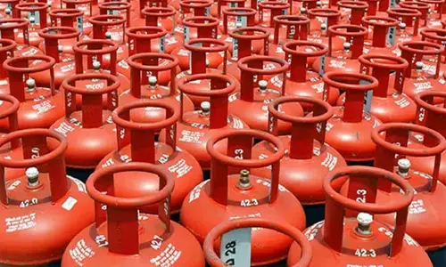 ವಾಣಿಜ್ಯ ಬಳಕೆಯ 19 ಕೆಜಿ ಸಿಲಿಂಡರ್​​ ಬೆಲೆ ಇಳಿಕೆ