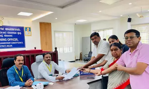 ಕೋಲಾರ: ಬಿಜೆಪಿ ಜೆಡಿಎಸ್ ಮೈತ್ರಿ ಕೂಟದ  ಅಭ್ಯರ್ಥಿ ಎಂ. ಮಲ್ಲೇಶ್ ಬಾಬು ನಾಮಪತ್ರ ಸಲ್ಲಿಕೆ