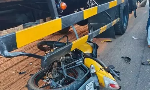 ಹಾಸನ | ರಸ್ತೆ ಬದಿಯಲ್ಲಿ ನಿಲ್ಲಿಸಿದ್ದ ಟ್ರಕ್‌ಗೆ ಬೈಕ್ ಢಿಕ್ಕಿ : ಇಬ್ಬರು ಮೃತ್ಯು