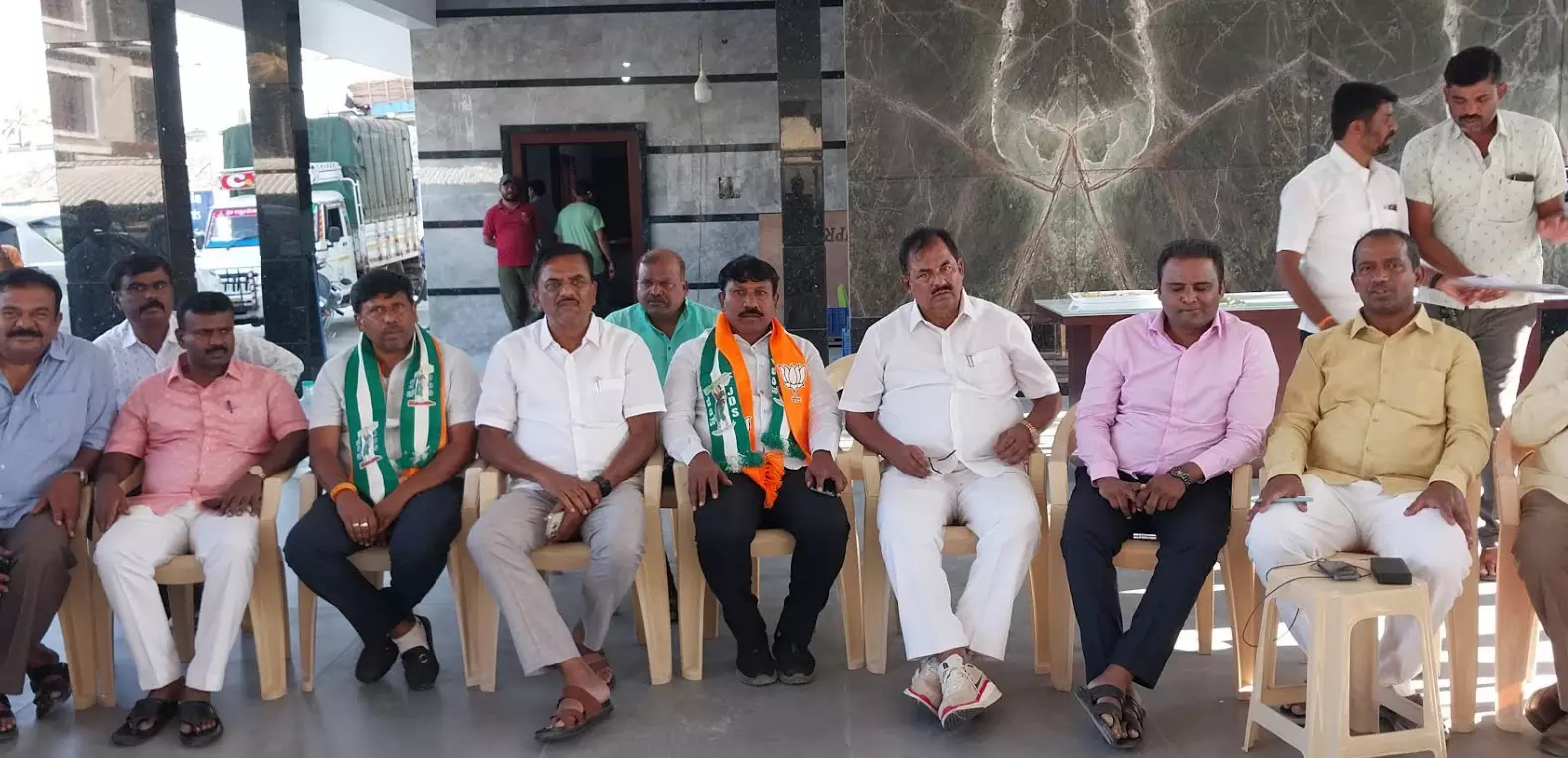 ಕೋಲಾರ | ಎ.4 ರಂದು ಮೈತ್ರಿ ಅಭ್ಯರ್ಥಿಯಾಗಿ ಎಂ.ಮಲ್ಲೇಶ್ ಬಾಬು ನಾಮಪತ್ರ ಸಲ್ಲಿಕೆ ಕೋಲಾರ | ಎ.4 ರಂದು ಮೈತ್ರಿ ಅಭ್ಯರ್ಥಿಯಾಗಿ ಎಂ.ಮಲ್ಲೇಶ್ ಬಾಬು ನಾಮಪತ್ರ ಸಲ್ಲಿಕೆ