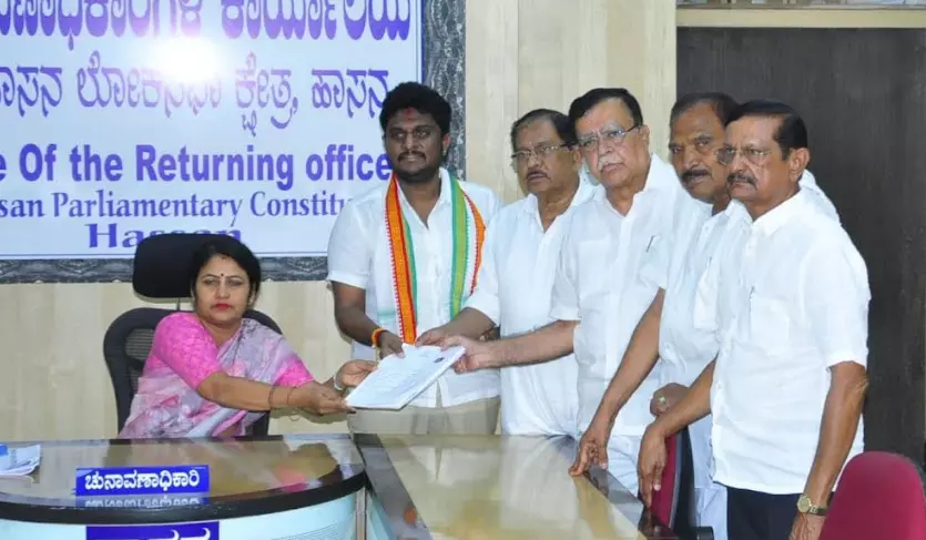 ಕಾಂಗ್ರೆಸ್ ನಾಯಕರ ಸಮ್ಮುಖದಲ್ಲಿ ಅಭ್ಯರ್ಥಿ ಶ್ರೇಯಸ್ ಪಟೇಲ್ ನಾಮಪತ್ರ ಸಲ್ಲಿಕೆ