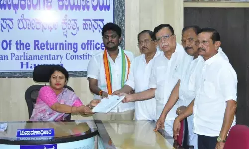 ಕಾಂಗ್ರೆಸ್ ನಾಯಕರ ಸಮ್ಮುಖದಲ್ಲಿ ಅಭ್ಯರ್ಥಿ ಶ್ರೇಯಸ್ ಪಟೇಲ್ ನಾಮಪತ್ರ ಸಲ್ಲಿಕೆ