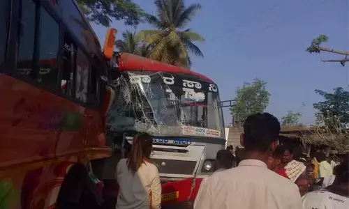 ಪಾವಗಡ | ಖಾಸಗಿ ಬಸ್ ಮತ್ತು ಕೆಎಸ್ಸಾರ್ಟಿಸಿ ಬಸ್ ನಡುವೆ ಢಿಕ್ಕಿ : ಓರ್ವ ಚಾಲಕ ಗಂಭೀರ