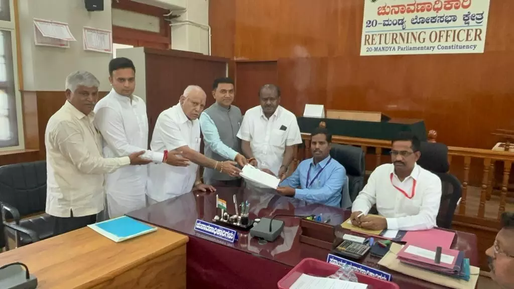 ಲೋಕಸಭಾ ಚುನಾವಣೆ: ಮಂಡ್ಯ ಕ್ಷೇತ್ರದ ಜೆಡಿಎಸ್ - ಬಿಜೆಪಿ ಮೈತ್ರಿಕೂಟದ ಅಭ್ಯರ್ಥಿ ಎಚ್. ಡಿ. ಕುಮಾರಸ್ವಾಮಿ ನಾಮಪತ್ರ ಸಲ್ಲಿಕೆ