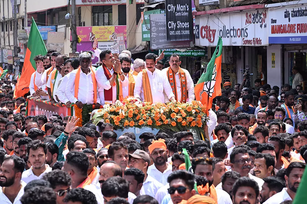 ದ.ಕ. ಲೋಕಸಭಾ ಕ್ಷೇತ್ರ: ರೋಡ್ ಶೋದಲ್ಲಿ ತೆರಳಿ ಕ್ಯಾ.ಬೃಜೇಶ್ ಚೌಟ ನಾಮಪತ್ರ ಸಲ್ಲಿಕೆ