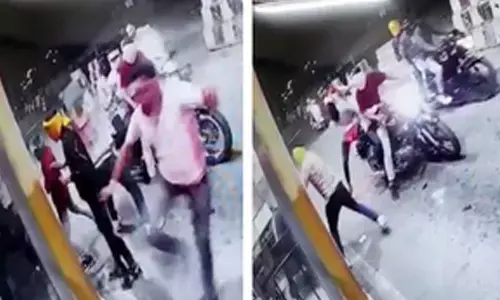 ಮುಸುಕುಧಾರಿಗಳಿಂದ ಟೋಲ್‌ ಪ್ಲಾಝಾ ಸಿಬ್ಬಂದಿ ಮೇಲೆ ಗುಂಡಿನ ದಾಳಿ: ತಪ್ಪಿಸಿಕೊಳ್ಳುವ ಭರದಲ್ಲಿ ಬಾವಿಗೆ ಹಾರಿದ ಇಬ್ಬರು ಸಾವು