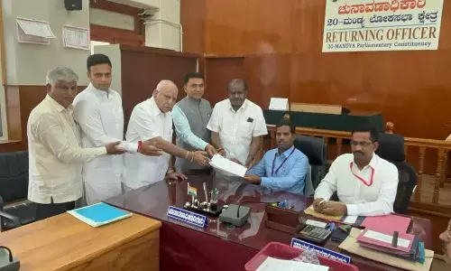 ಲೋಕಸಭಾ ಚುನಾವಣೆ: ಮಂಡ್ಯ ಕ್ಷೇತ್ರದ ಜೆಡಿಎಸ್ - ಬಿಜೆಪಿ ಮೈತ್ರಿಕೂಟದ ಅಭ್ಯರ್ಥಿ ಎಚ್. ಡಿ. ಕುಮಾರಸ್ವಾಮಿ ನಾಮಪತ್ರ ಸಲ್ಲಿಕೆ