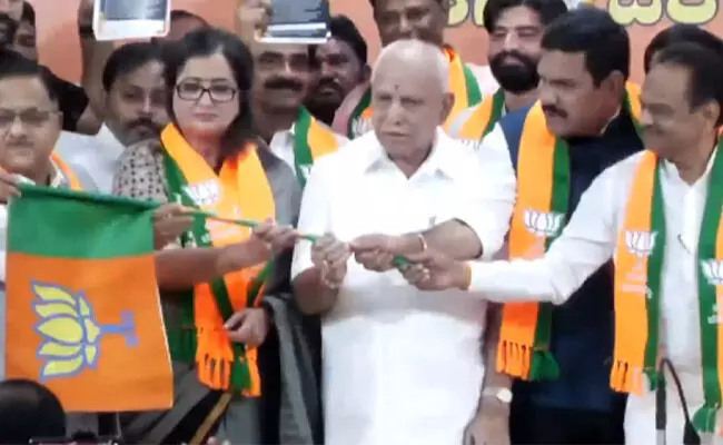 ಸಂಸದೆ ಸುಮಲತಾ ಅಂಬರೀಷ್ ಬಿಜೆಪಿ ಸೇರ್ಪಡೆ ಸಂಸದೆ ಸುಮಲತಾ ಅಂಬರೀಷ್ ಬಿಜೆಪಿ ಸೇರ್ಪಡೆ