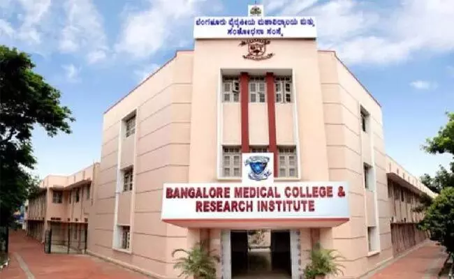 ಬೆಂಗಳೂರು | ವೈದ್ಯಕೀಯ ಕಾಲೇಜಿನ 47 ವಿದ್ಯಾರ್ಥಿನಿಯರು ಅಸ್ವಸ್ಥ : ಆಸ್ಪತೆಗೆ ಭೇಟಿ ನೀಡಿ ಆರೋಗ್ಯ ವಿಚಾರಿಸಿದ ಮಹಿಳಾ ಆಯೋಗ ಬೆಂಗಳೂರು | ವೈದ್ಯಕೀಯ ಕಾಲೇಜಿನ 47 ವಿದ್ಯಾರ್ಥಿನಿಯರು ಅಸ್ವಸ್ಥ : ಆಸ್ಪತೆಗೆ ಭೇಟಿ ನೀಡಿ ಆರೋಗ್ಯ ವಿಚಾರಿಸಿದ ಮಹಿಳಾ ಆಯೋಗ