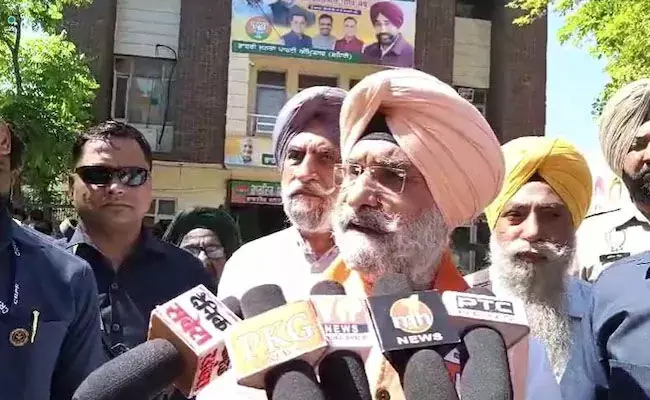 ಪಂಜಾಬ್ ನಲ್ಲಿ ಮಾಜಿ ರಾಯಭಾರಿ, ಬಿಜೆಪಿ ಅಭ್ಯರ್ಥಿ ತರಣ್ಜಿತ್ ಸಿಂಗ್ ಸಂಧು ವಿರುದ್ಧ ರೈತರ ಪ್ರತಿಭಟನೆ